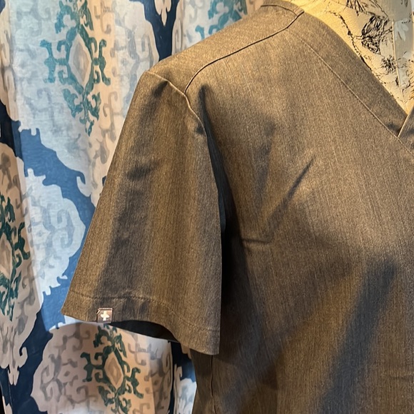 Figs Technical gray v neck front pocket scrub top size small - Picture 3 of 10